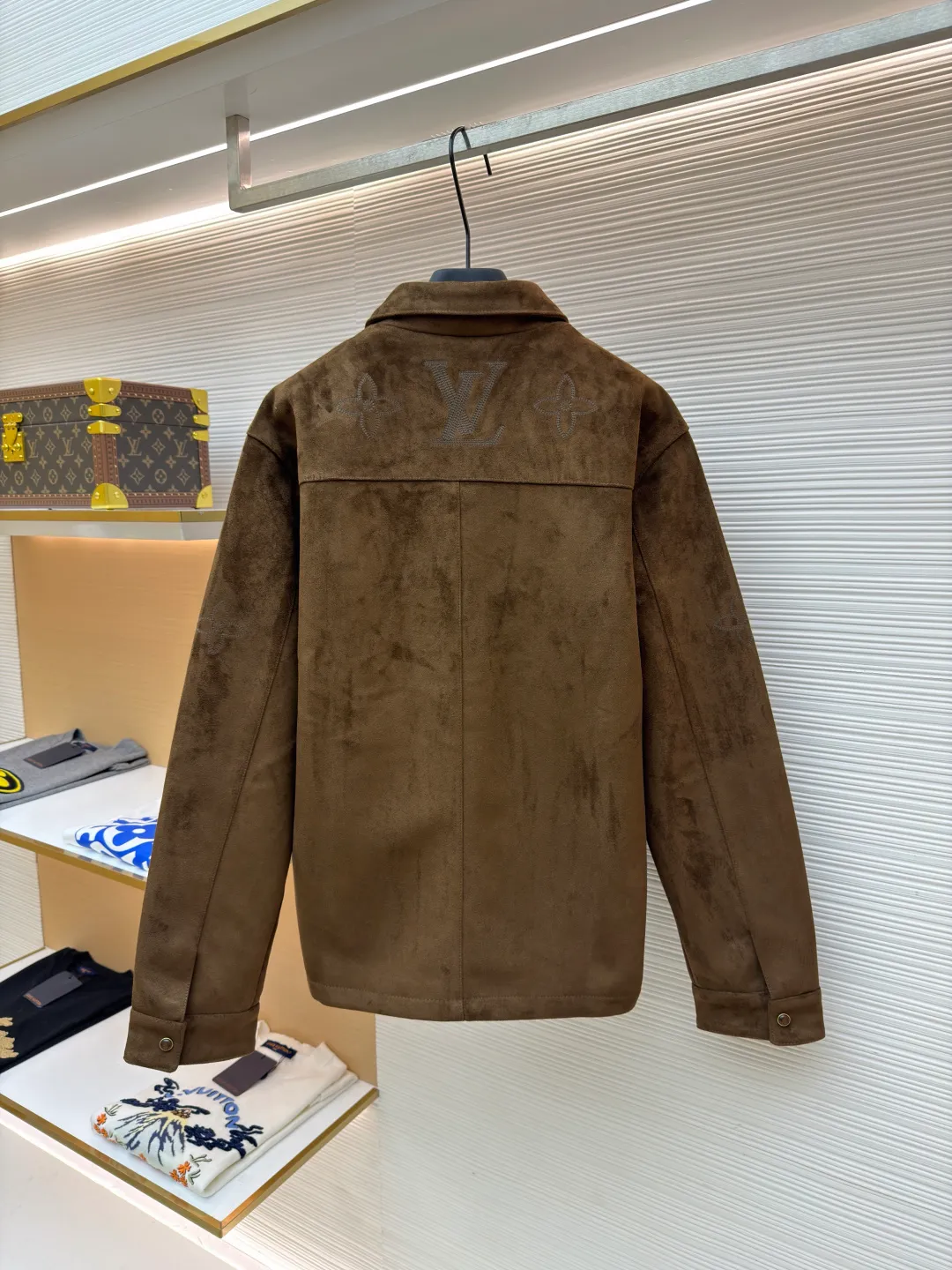 LOUIS VUITTON embroidered suede long-sleeved jacket shirt ●Original version: purchased and developed by 36622 ●Item number: 1682040-C20 ●Material: suede fabric ●Technology: embroidery production ●Color: brown ●Type: fitted version ●Weight: about 1420 grams ●Size: 48-50-52-54 ●Description: Customized original buttons With its elegant tones and exquisite anti-velvet material, it provides a perfect choice for urban elites. The simple design language contains the calmness and restraint of business people, making you feel comfortable in any occasion. The overall wiring is straight and delicate, the fabric is comfortable and soft, and the color is consistent without color difference. It can be matched with the same style to create a fashionable look and control various occasions. Customized accessories, complete with three standards, same style for men and women!